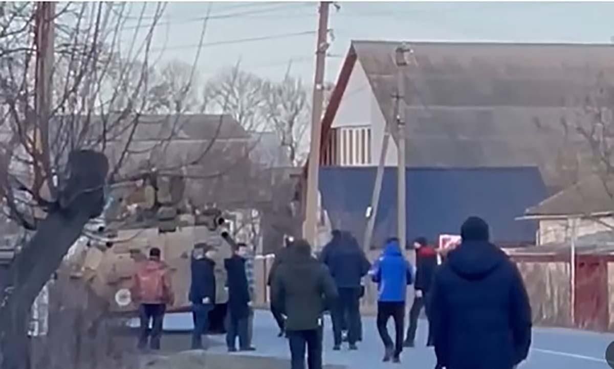 "Тікають с*ки": на Чернігівщині люди без зброї не пустили рашистських окупантів - 24 Канал