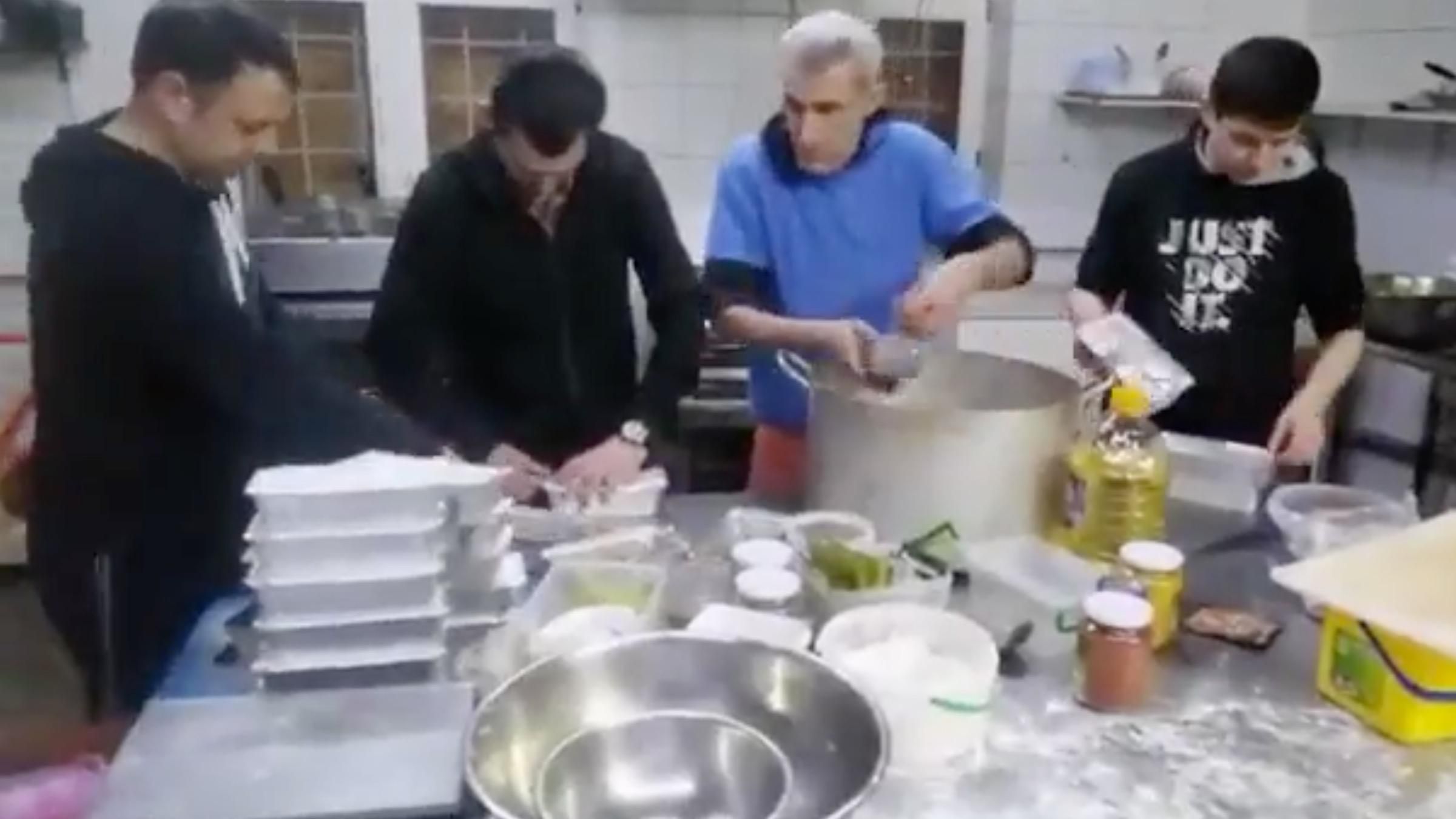 Азербайджанська діаспора в Україні готує пайки для наших солдат, що зараз ведуть оборону - 26 февраля 2022 - 24 Канал Азербайджанська діаспора в Україні готує пайки для наших солдат, що зараз ведуть оборону - 26 февраля 2022 - 24 Канал