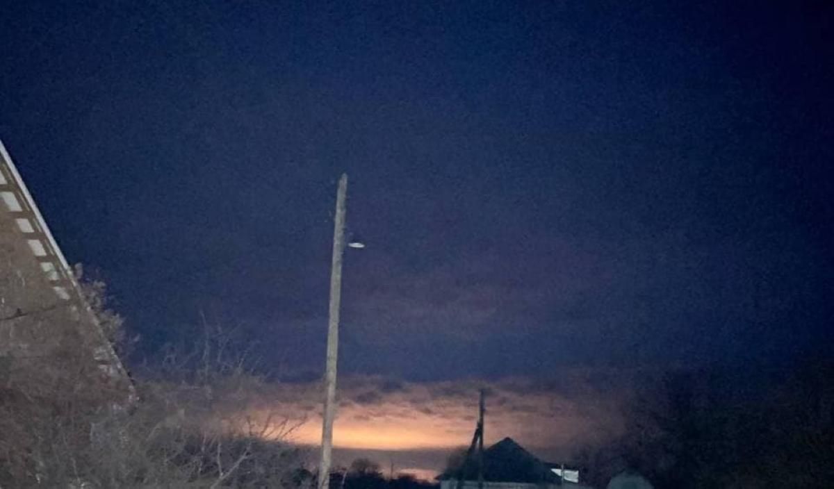 Оккупанты с воздуха обстреляли склад военного арсенала в Балаклее Оккупанты с воздуха обстреляли склад военного арсенала в Балаклее