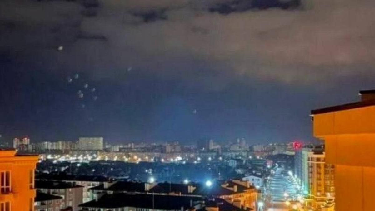 Російський десант в небі над Софіївською Борщагівкою - фейк - 24 Канал Російський десант в небі над Софіївською Борщагівкою - фейк - 24 Канал