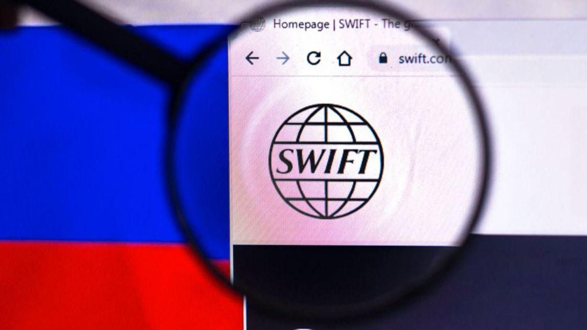 Росія відключена від SWIFT: все, що треба знати
