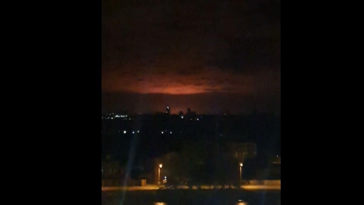 После ракетного обстрела Василькова горит нефтебаза: экологический вред – колоссальный После ракетного обстрела Василькова горит нефтебаза: экологический вред – колоссальный