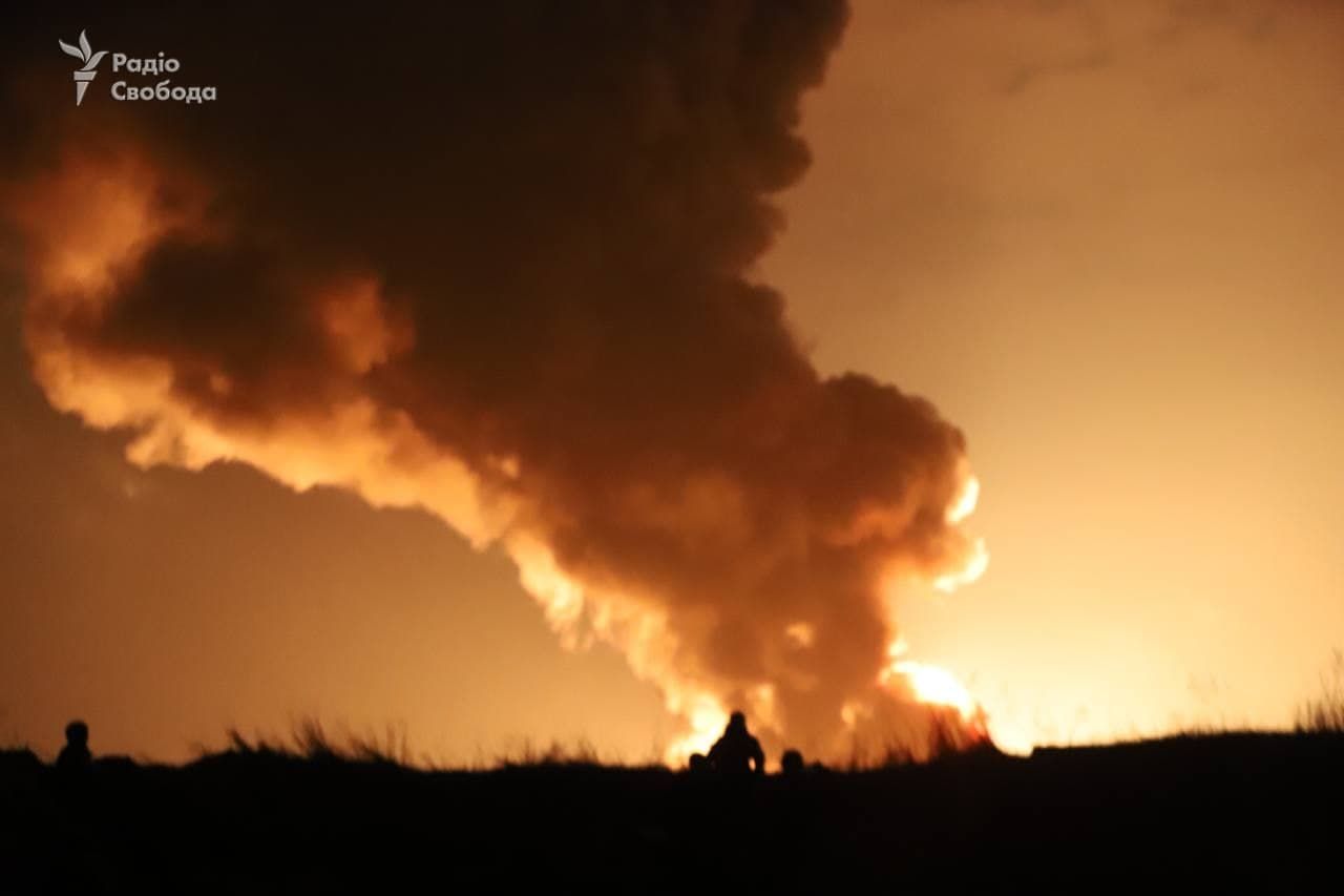 Оприлюднили відео з моментом вибуху нафтобази у Василькові - 24 Канал Оприлюднили відео з моментом вибуху нафтобази у Василькові - 24 Канал