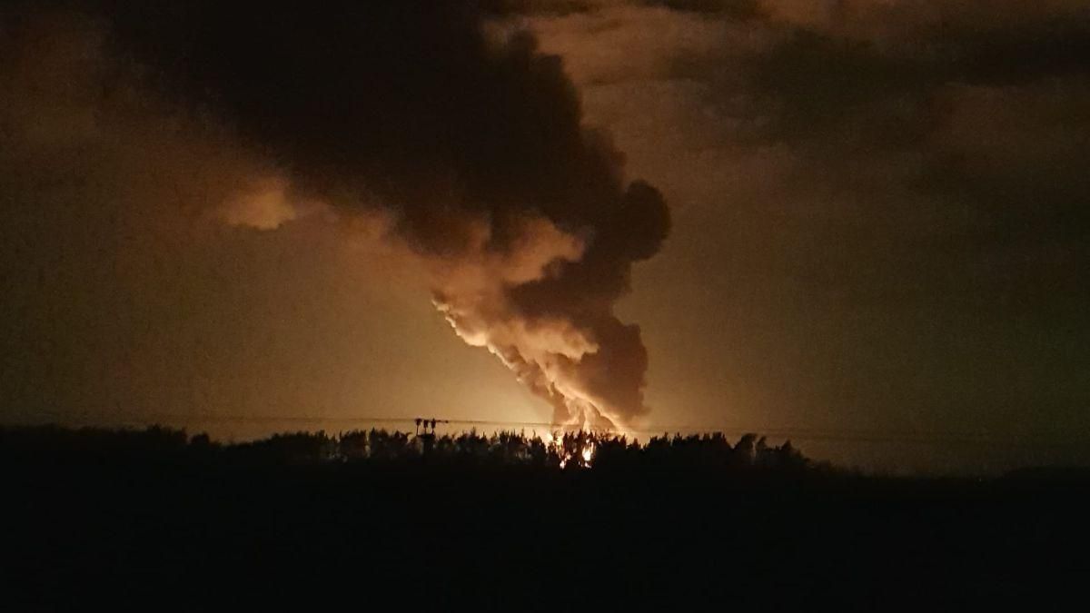 Через бойові дії пожежники не можуть на повну гасити нафтобазу під Васильковом, – ДСНС - 24 Канал