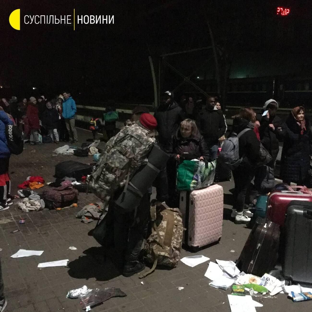 Во Львове на вокзале тысячи людей ждут поезда в Польшу