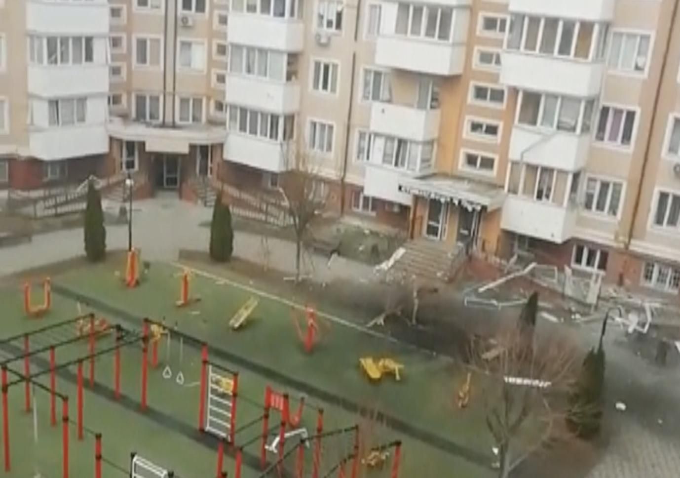В Буче – обстрелы с утра: снаряд попал в детскую площадку