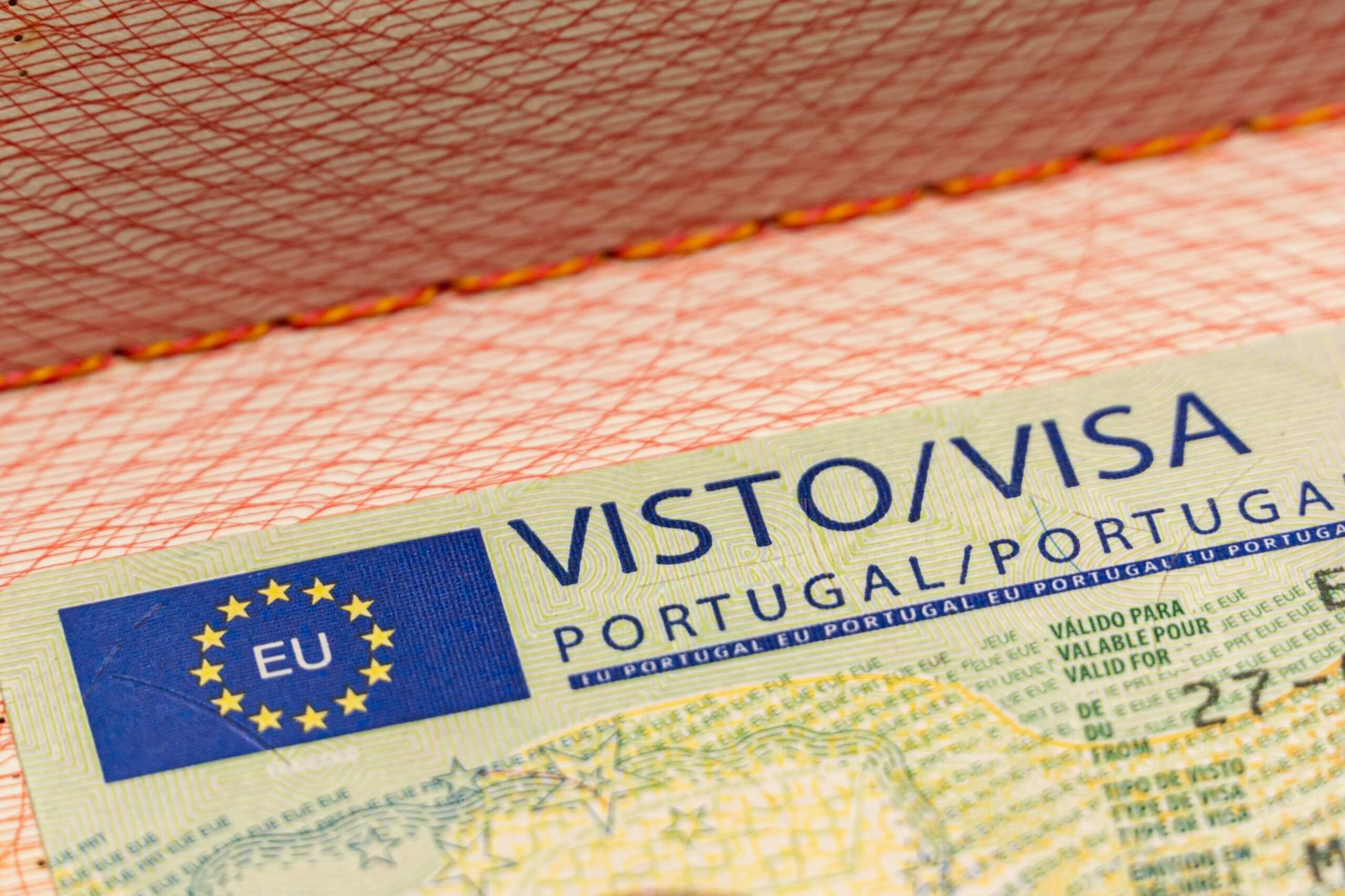 Португалия приостановила выдачу "золотых" виз россиянам