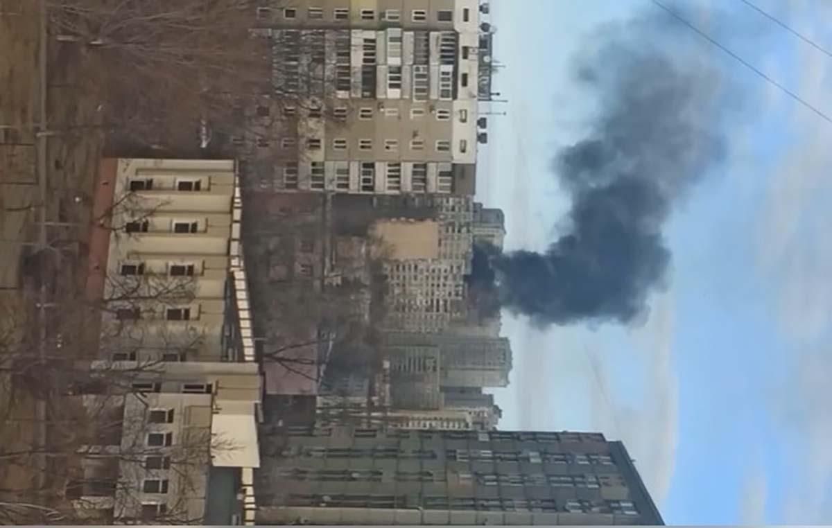На Троещине черный дым, взрыв во дворах между многоэтажками