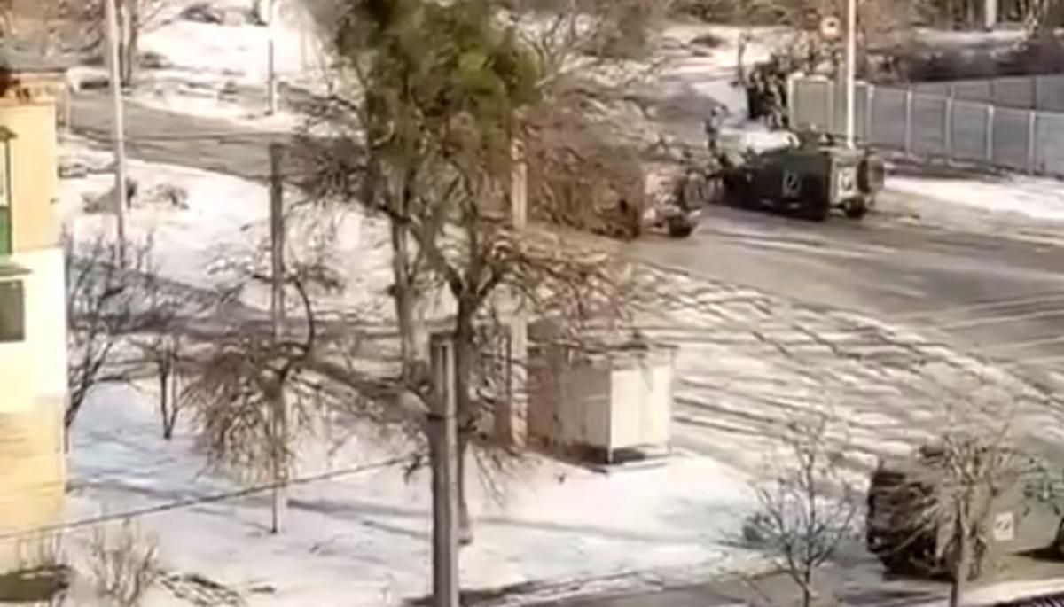 Растерянные россияне двигаются по Харькову, их отстреливают: жуткое видео боя Растерянные россияне двигаются по Харькову, их отстреливают: жуткое видео боя