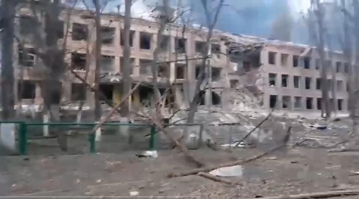 В Василькове оккупанты обстреляли детский интернат: ужасное видео разрушений