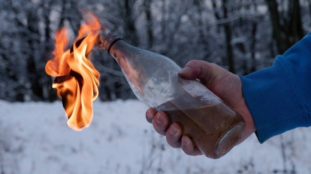 Женщина самостоятельно остановила вражескую технику коктейлем Молотова Женщина самостоятельно остановила вражескую технику коктейлем Молотова