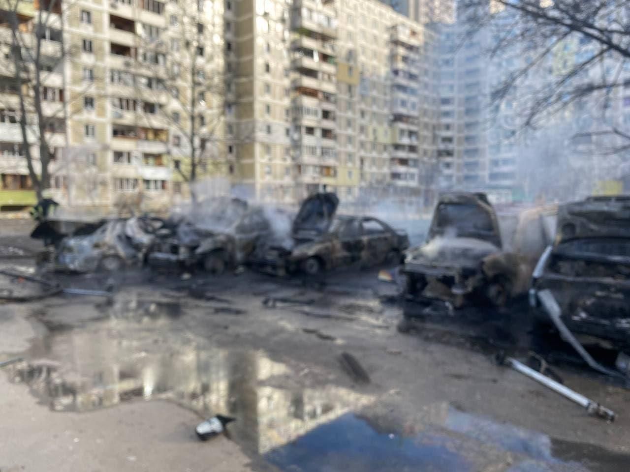 Вибух у дворі київської 16-поверхівки: загорілися 7 приватних автівок - 24 Канал