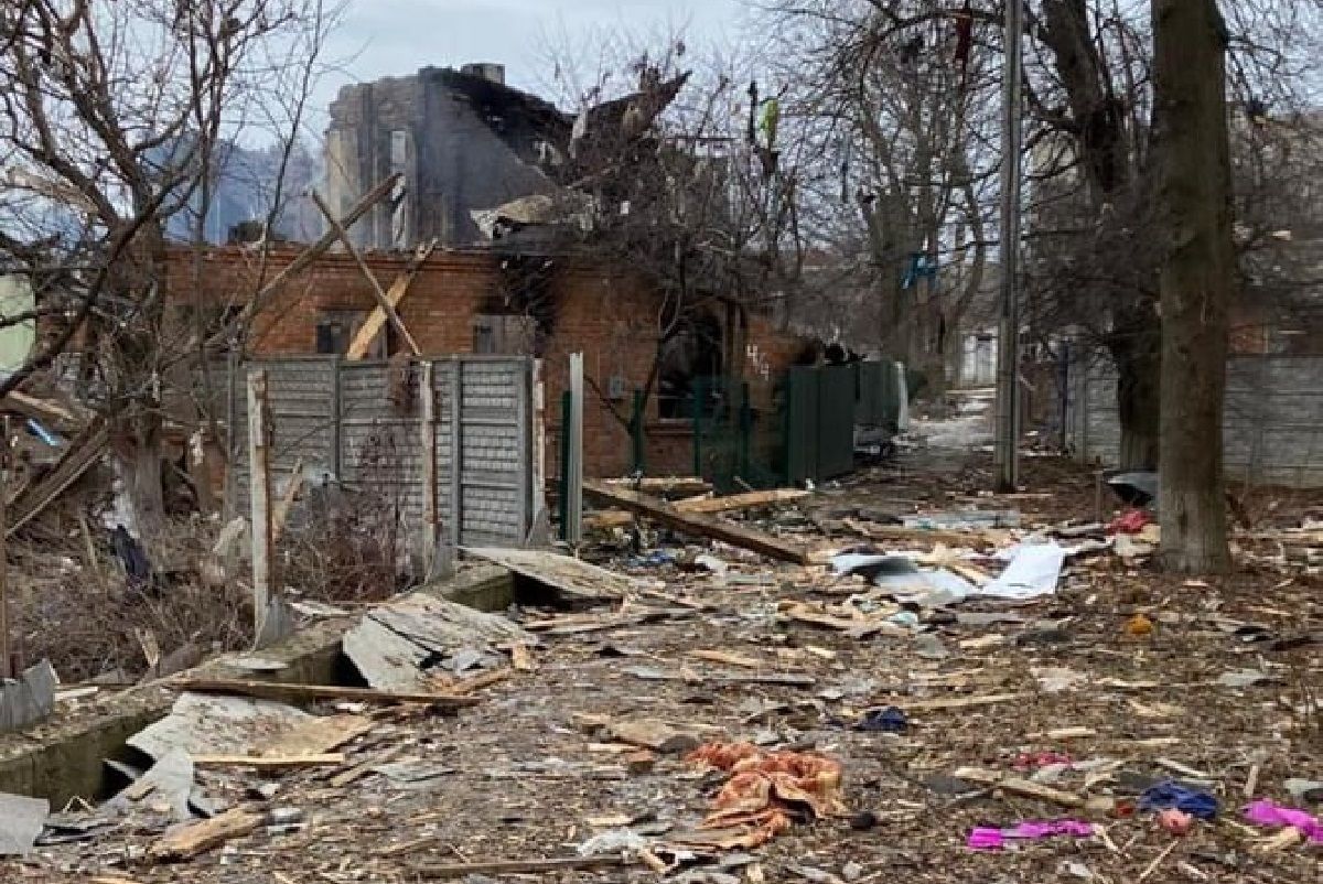 Окупанти обстріляли житлові райони у Сумах: фото жахливих наслідків - 24 Канал