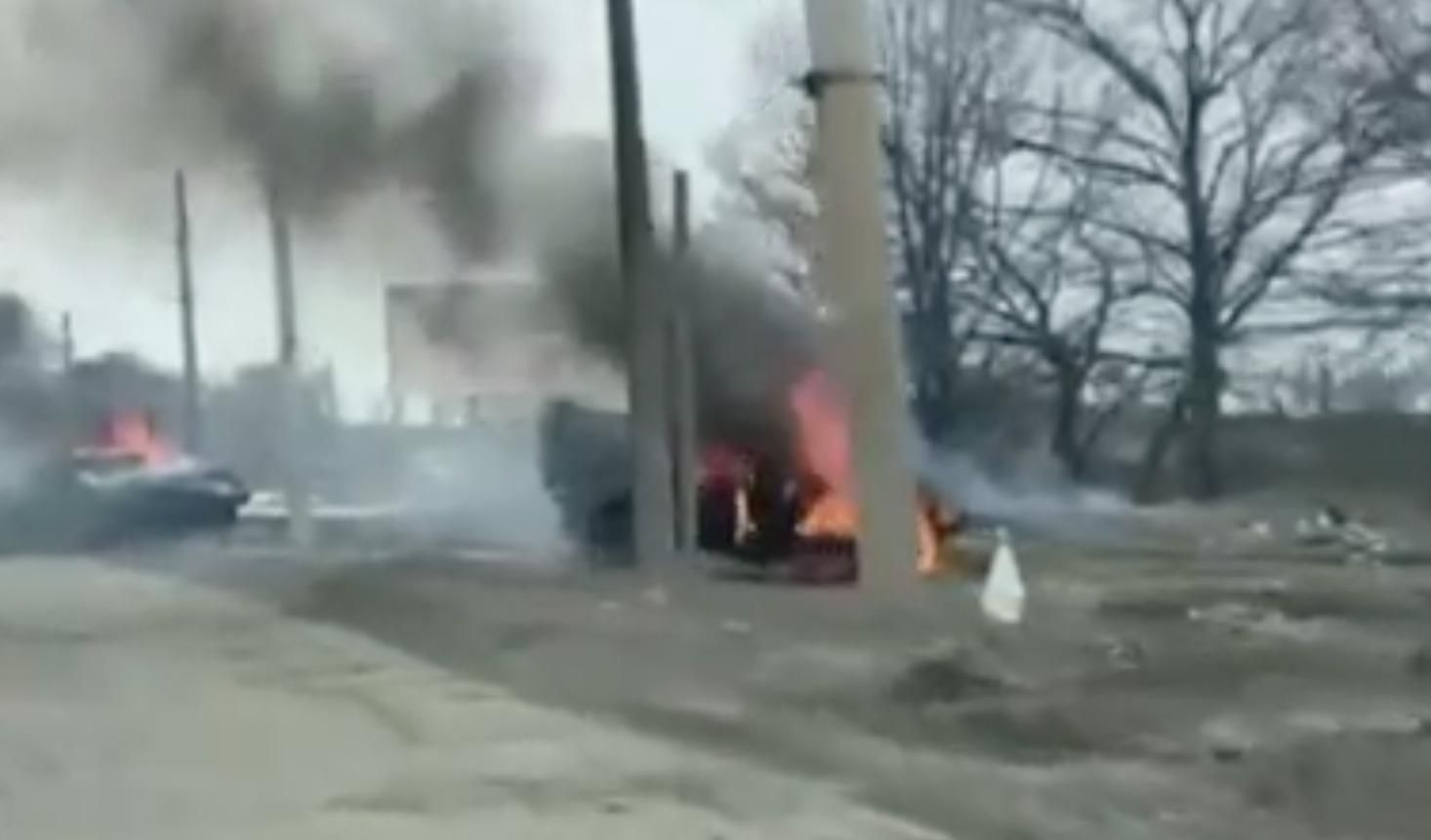 У Сумах палає ворожий блокпост біля Хімпрому: промовисте відео - 24 Канал