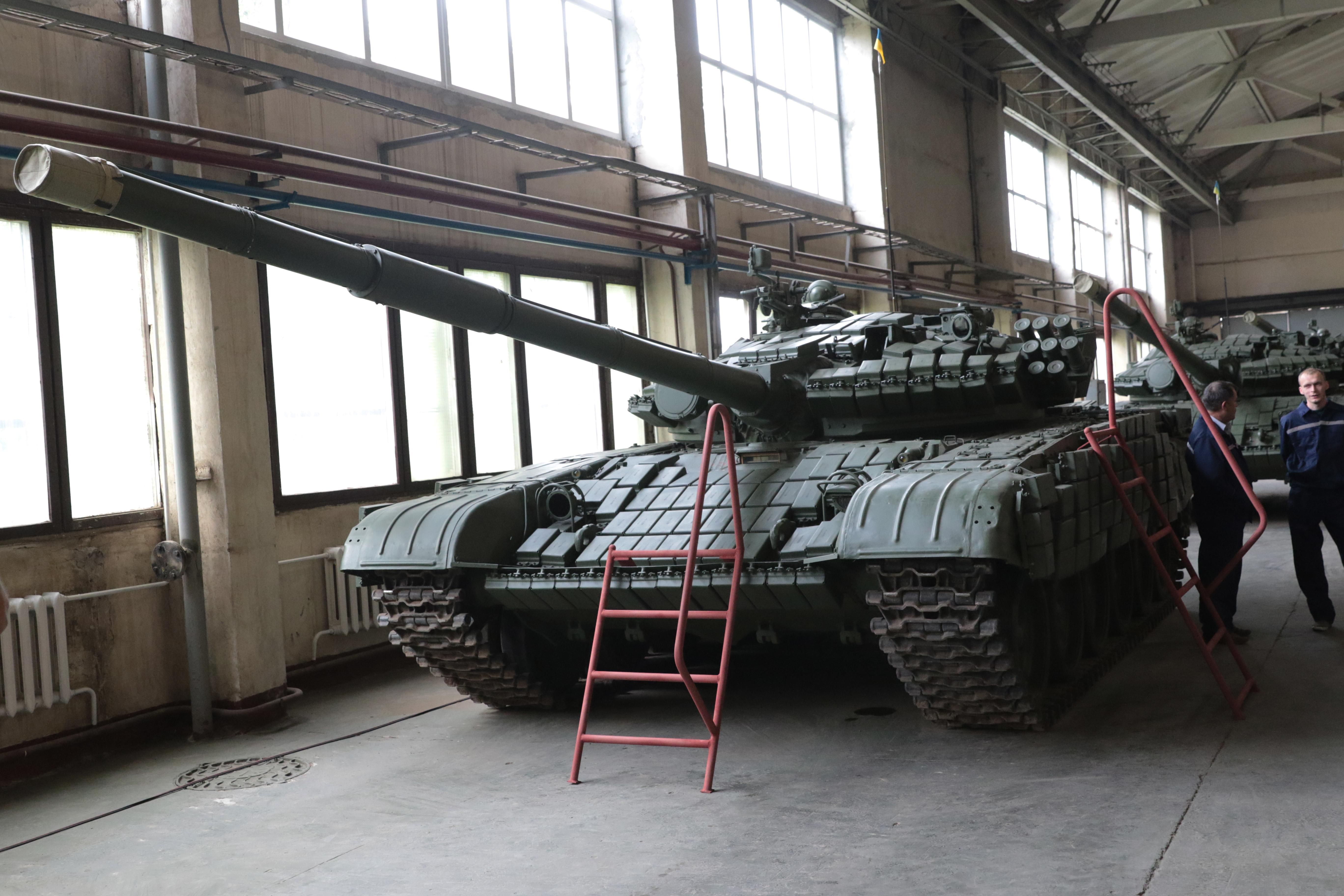 Працівники Укроборонпрому живуть у цехах: створюють нову техніку та ремонтують стару - 24 Канал Працівники Укроборонпрому живуть у цехах: створюють нову техніку та ремонтують стару - 24 Канал