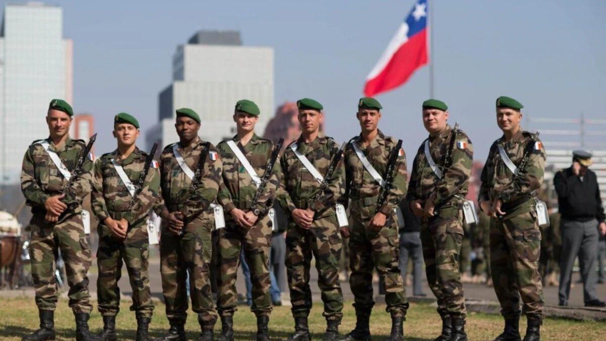 Украинцев из французского легиона с полной экипировкой отпустили "в отпуск" Украинцев из французского легиона с полной экипировкой отпустили "в отпуск"