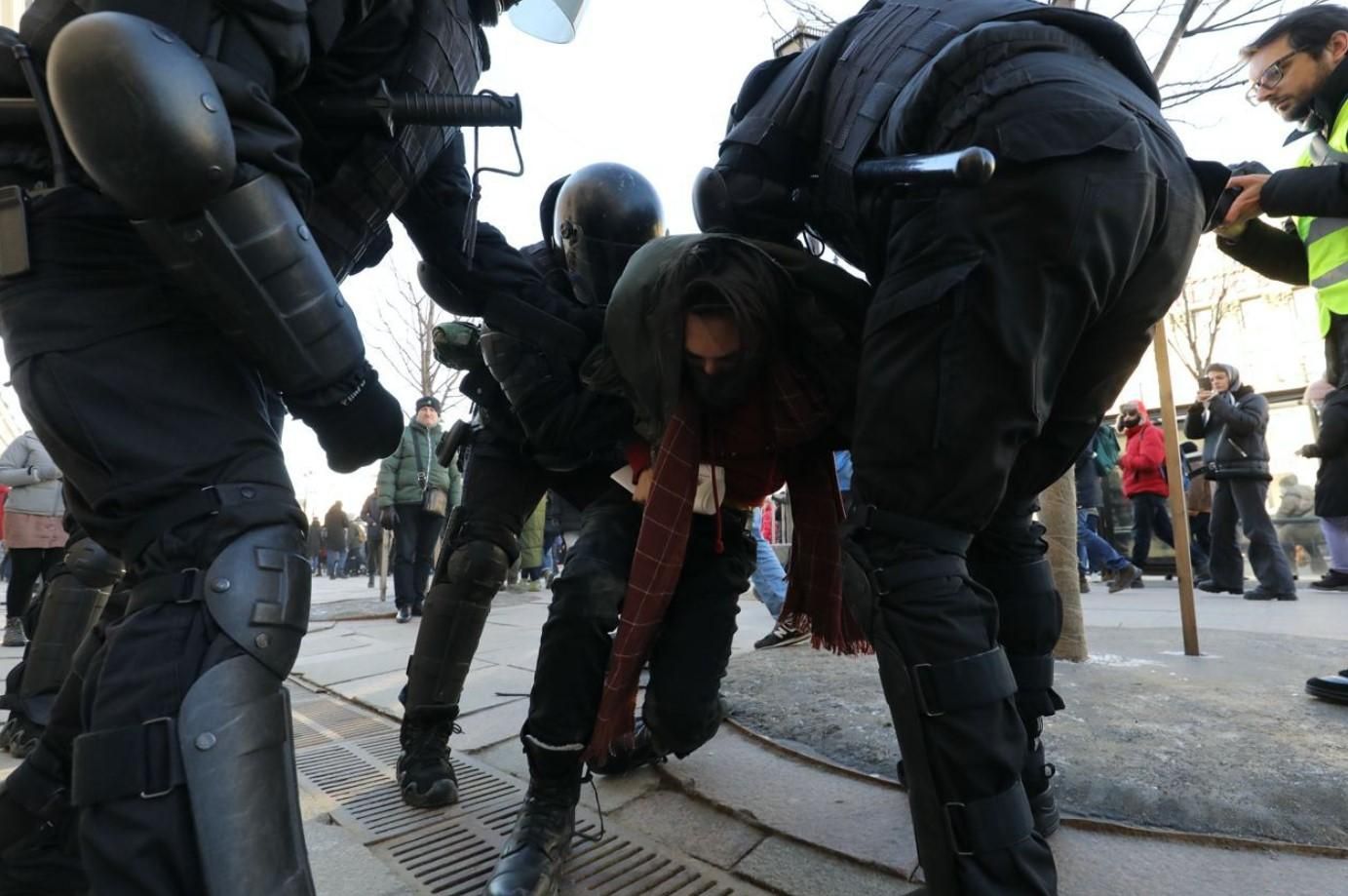 У Петербурзі вийшли на антивоєну акція протесту: є жорсткі затримання - 24 Канал