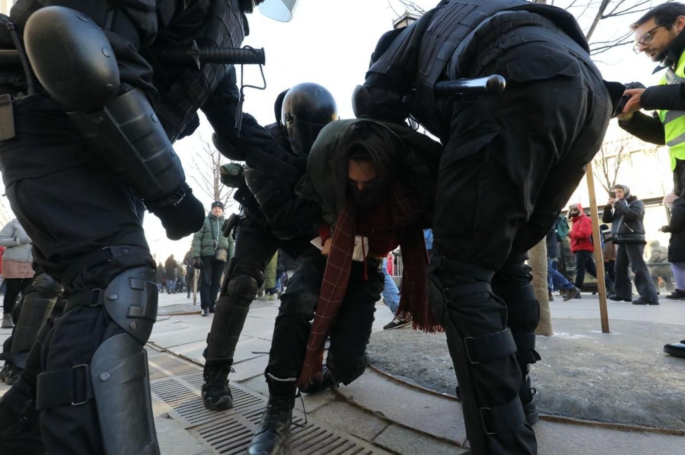 В Петербурге вышли на антивоенную акцию протеста: есть жесткие задержания - 24 Канал