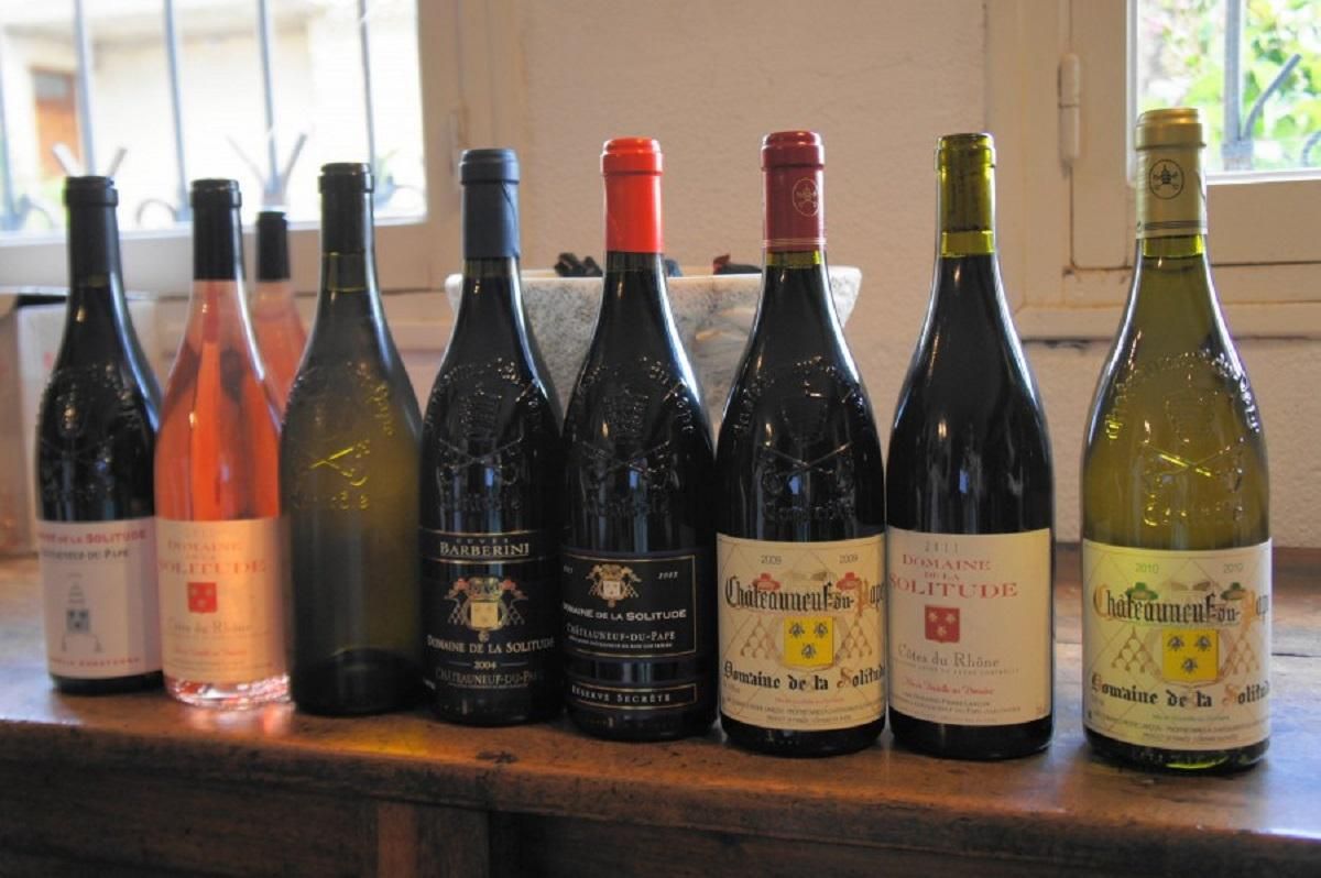 Черкащане выливают вино, чтобы освободить бутылки под коктейли Молотова Черкащане выливают вино, чтобы освободить бутылки под коктейли Молотова