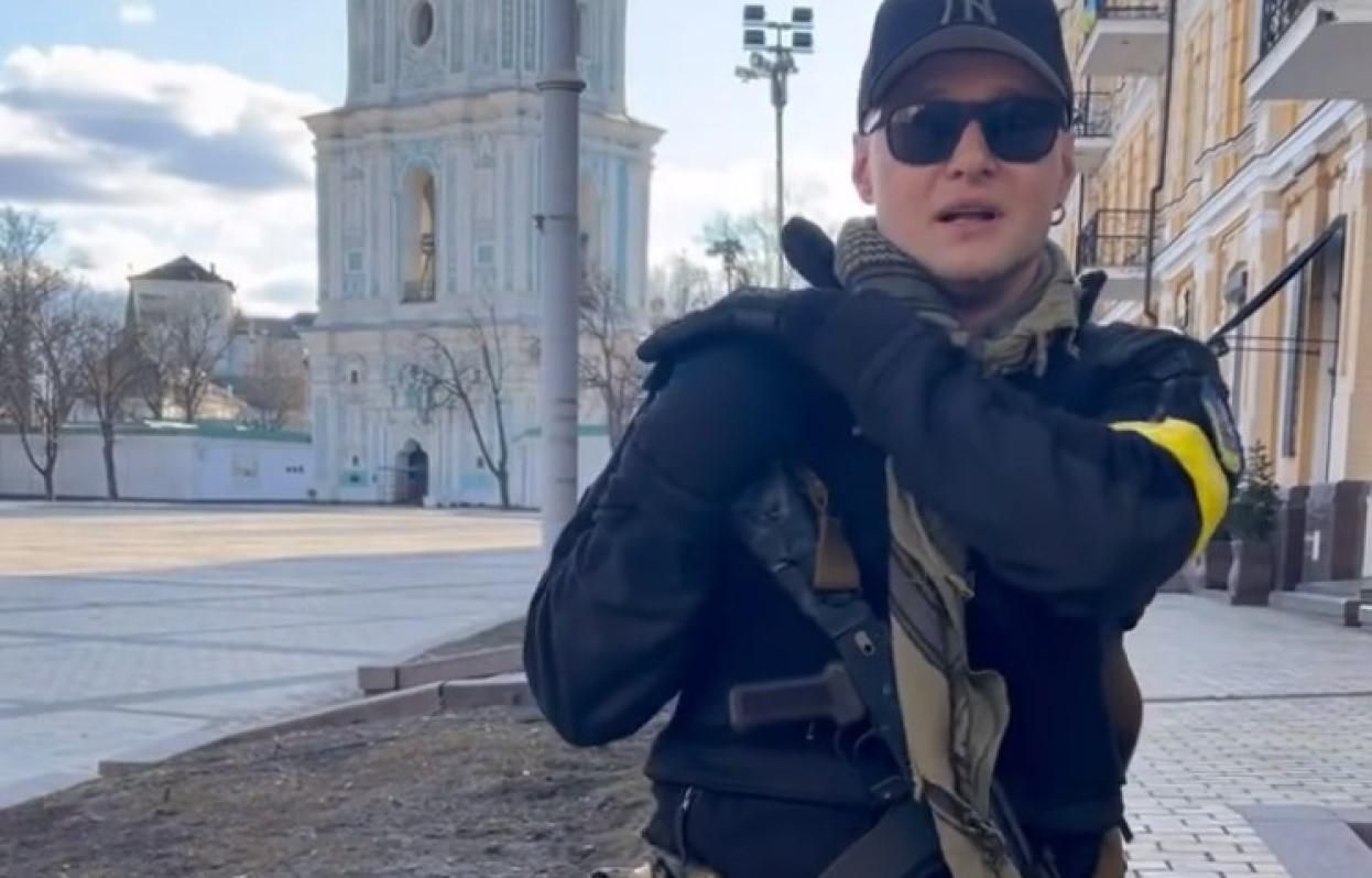 Лидер "Бумбокса", вступивший в терроборону, спел для украинцев посреди Киева: милое видео - 24 Канал