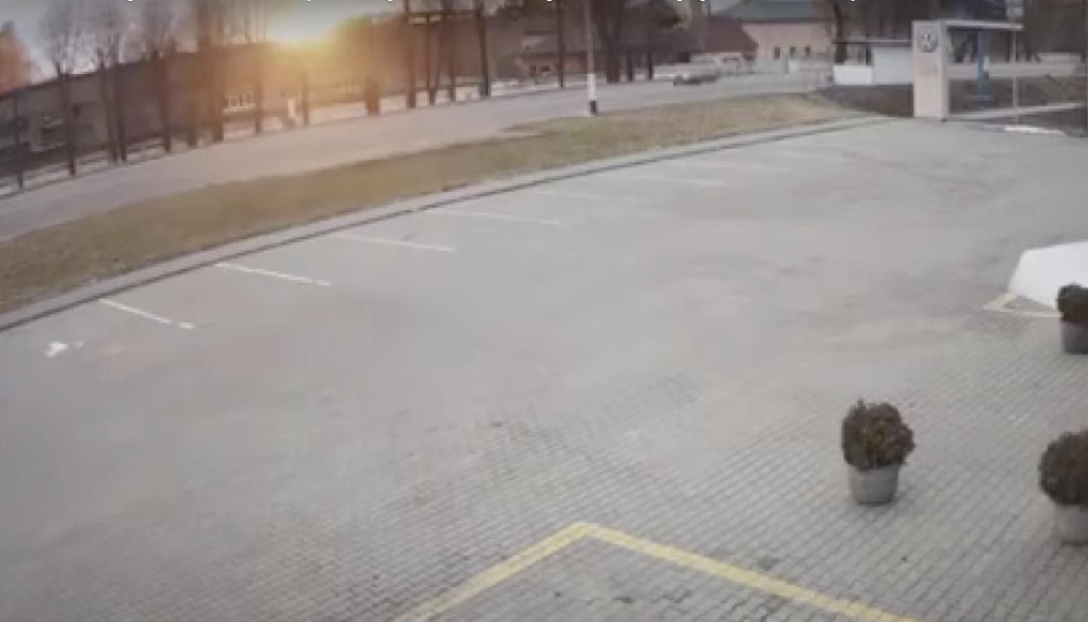 Российские захватчики ударили в военную базу в Житомире: жуткое видео Российские захватчики ударили в военную базу в Житомире: жуткое видео