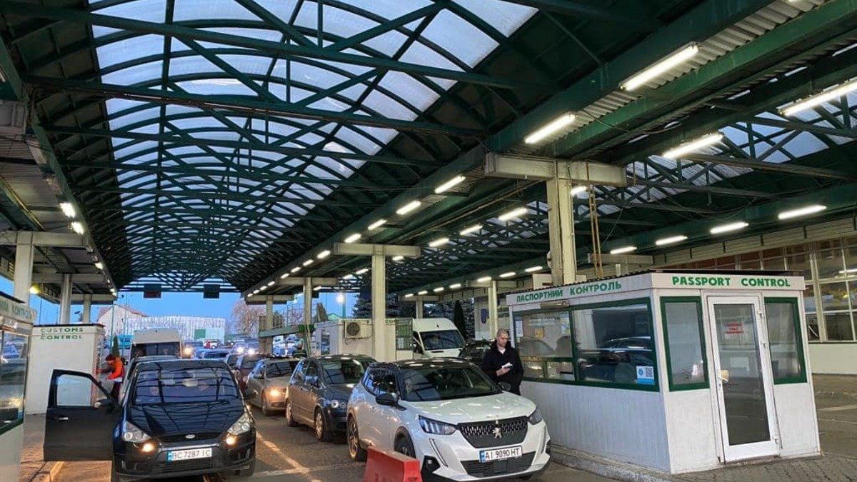 Ситуація на західному кордоні критична: за 3 дні потік людей склав 100 тисяч - 24 Канал Ситуація на західному кордоні критична: за 3 дні потік людей склав 100 тисяч - 24 Канал