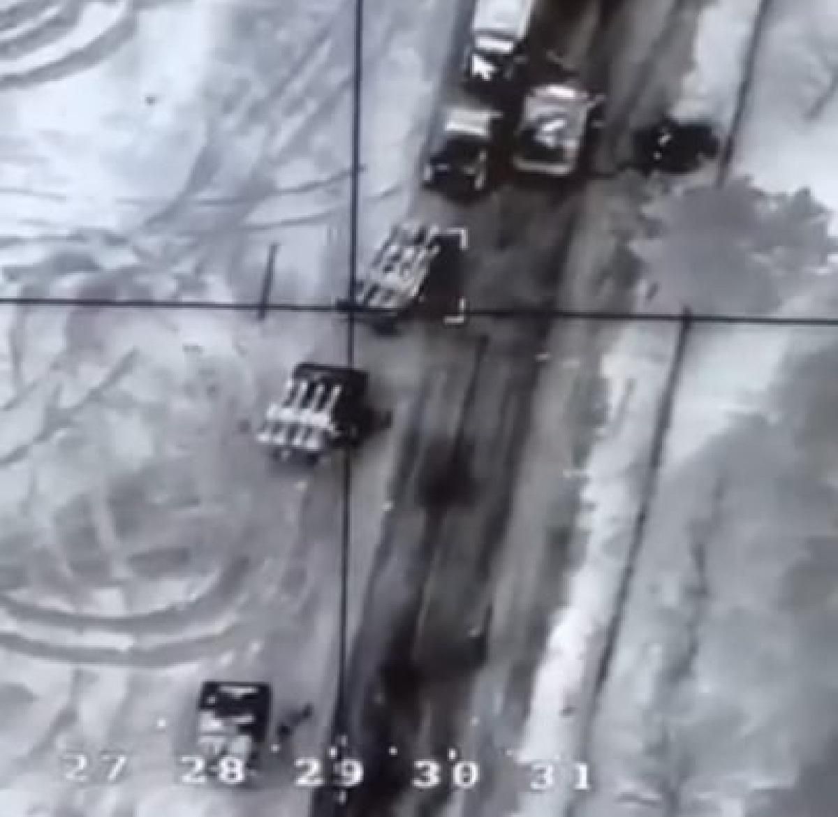 Bayraktar работают: ВСУ уничтожили колонну техники врага на Житомирщине Bayraktar работают: ВСУ уничтожили колонну техники врага на Житомирщине