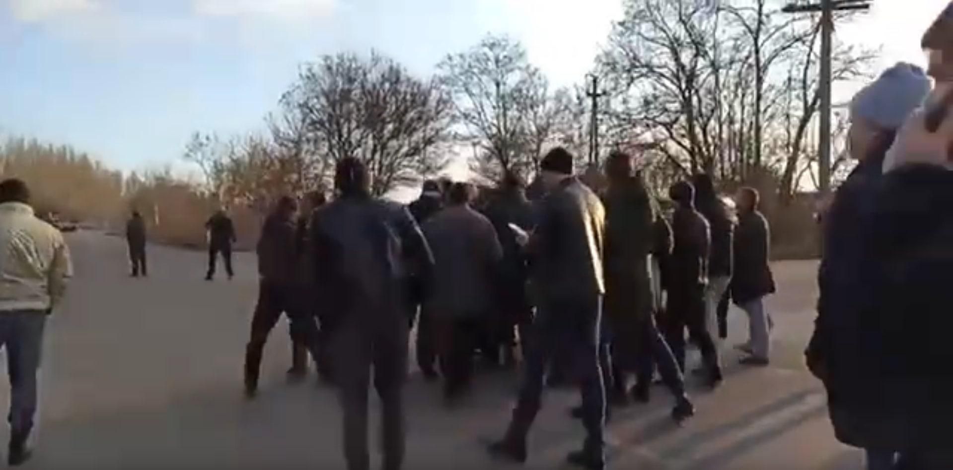 В Днепрорудном мэр Матвеев вышел с жителями навстречу российским танкам – те повернули назад - 24 Канал