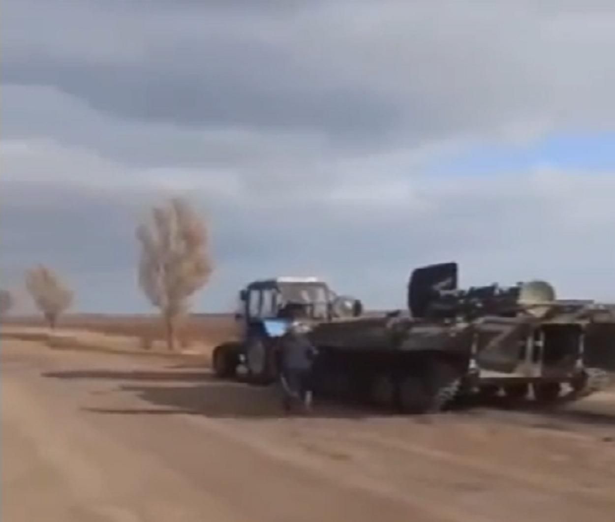 Таке можливо лише в Україні: у росіян вкрали з-під носа військову техніку на тракторі - 24 Канал