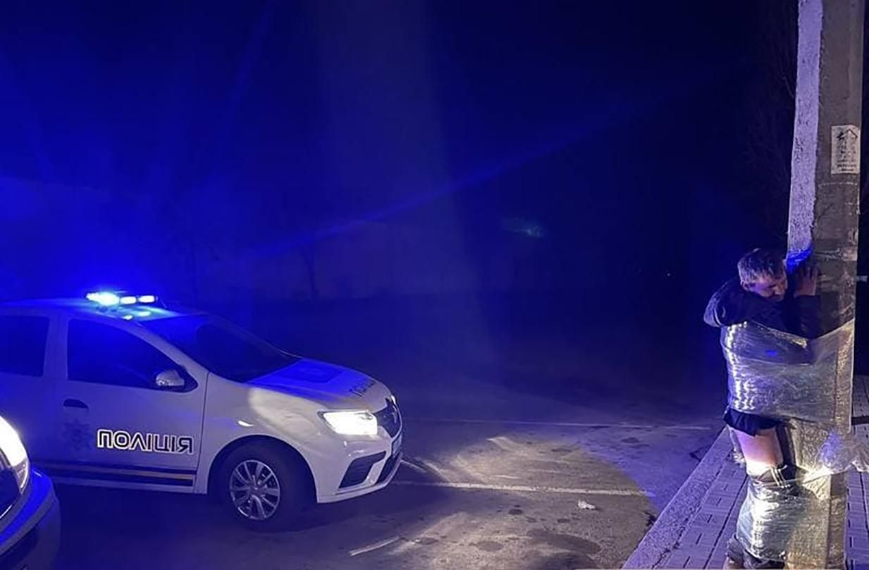У Миколаєві спіймали мародера: мешканці зняли з нього штани та примотали до стовпа - 24 Канал У Миколаєві спіймали мародера: мешканці зняли з нього штани та примотали до стовпа - 24 Канал