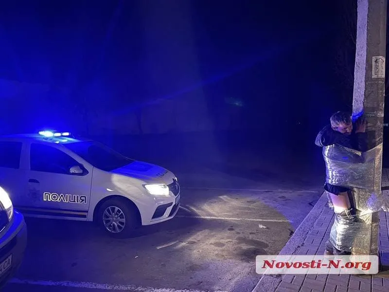 У Миколаєві спіймали мародера: мешканці зняли з нього штани та примотали до стовпа У Миколаєві спіймали мародера: мешканці зняли з нього штани та примотали до стовпа