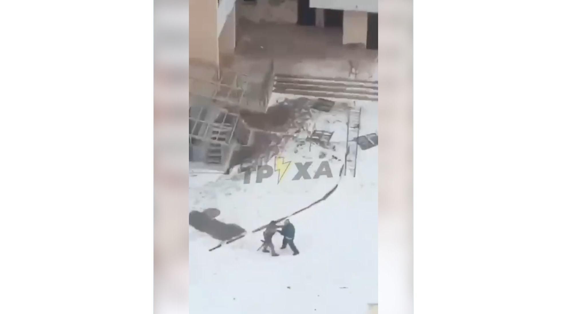 В Харькове безоружный пенсионер отгонял оккупанта от дома – его не испугал даже выстрел - 24 Канал В Харькове безоружный пенсионер отгонял оккупанта от дома – его не испугал даже выстрел - 24 Канал