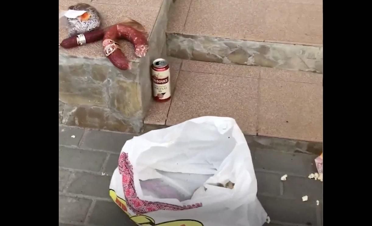 Наче вперше побачили: окупанти накинулись на алкоголь та ковбасу у пограбованому магазині - 24 Канал Наче вперше побачили: окупанти накинулись на алкоголь та ковбасу у пограбованому магазині - 24 Канал