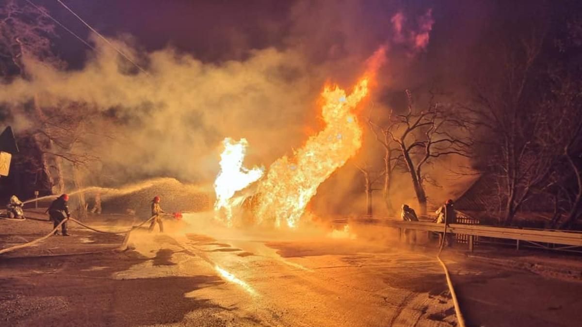 Може спалахнути автозаправка: на Миколаївщині перекинувся бензовоз, горить паливо - 24 Канал