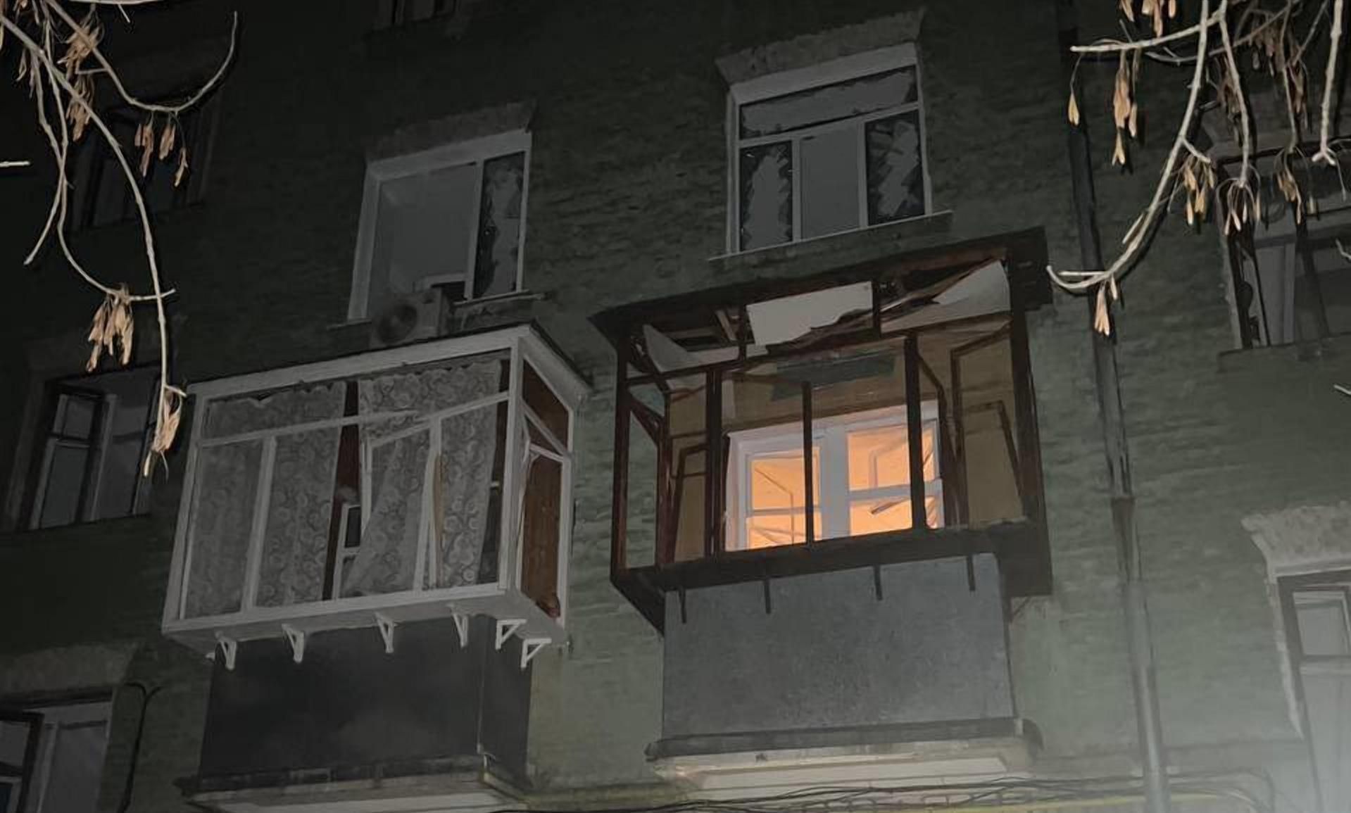 Ракета окупантів влучила у житловий будинок в Чернігові: палають нижні поверхи - 24 Канал