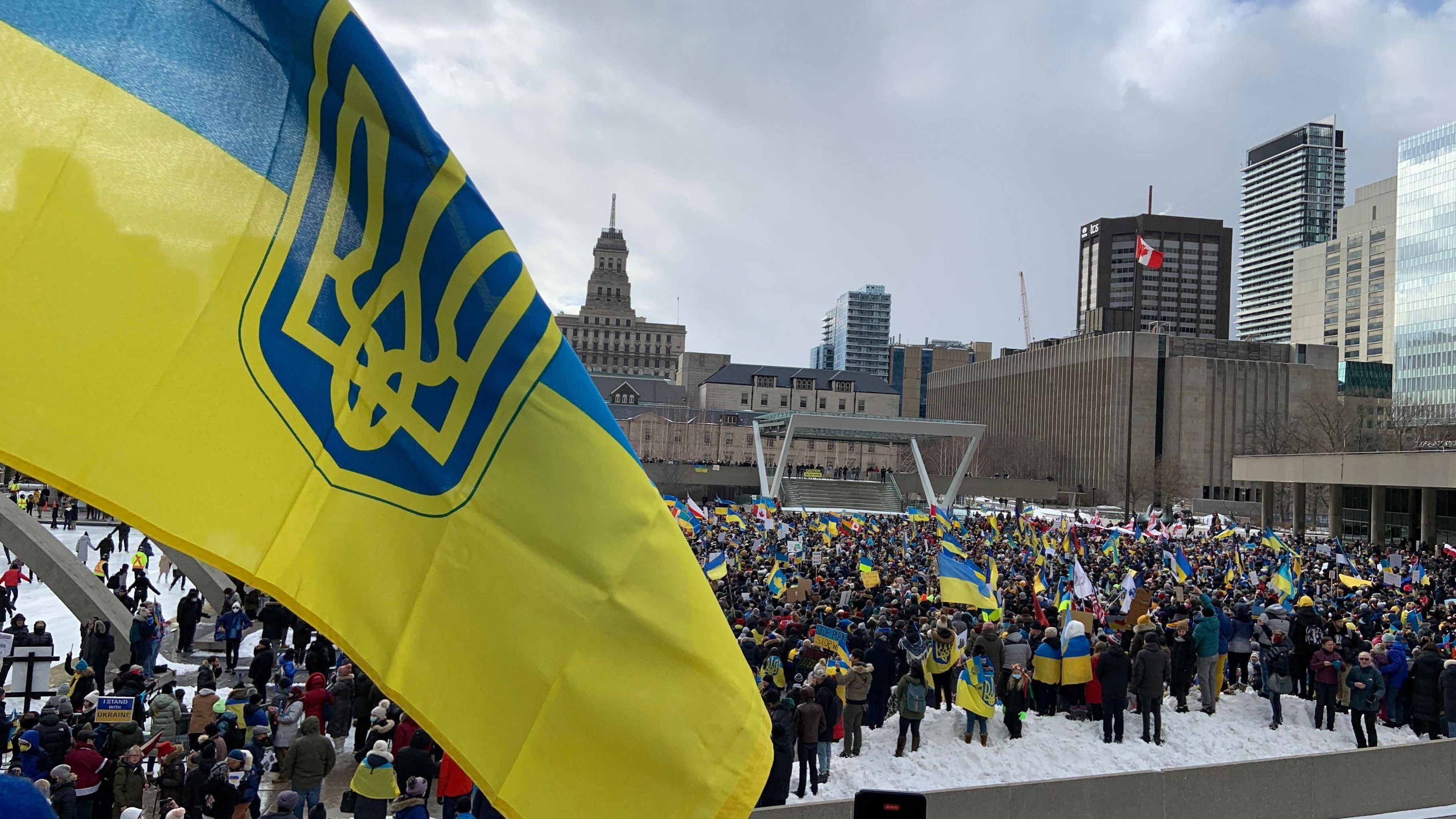 В Торонто неравнодушные вышли на протесты, чтобы поддержать Украину: яркие фото и видео