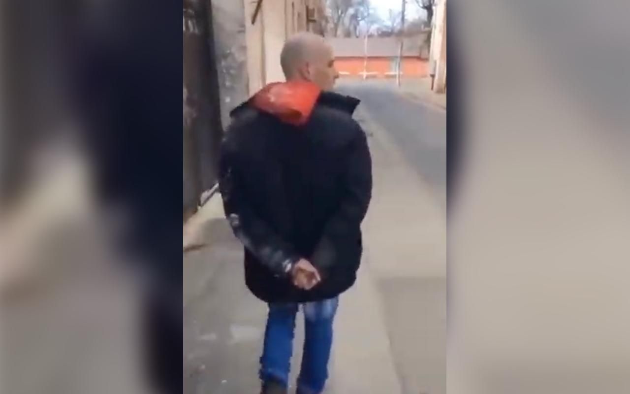 Оккупант спутал паляницю з полуницею: видео Оккупант спутал паляницю з полуницею: видео