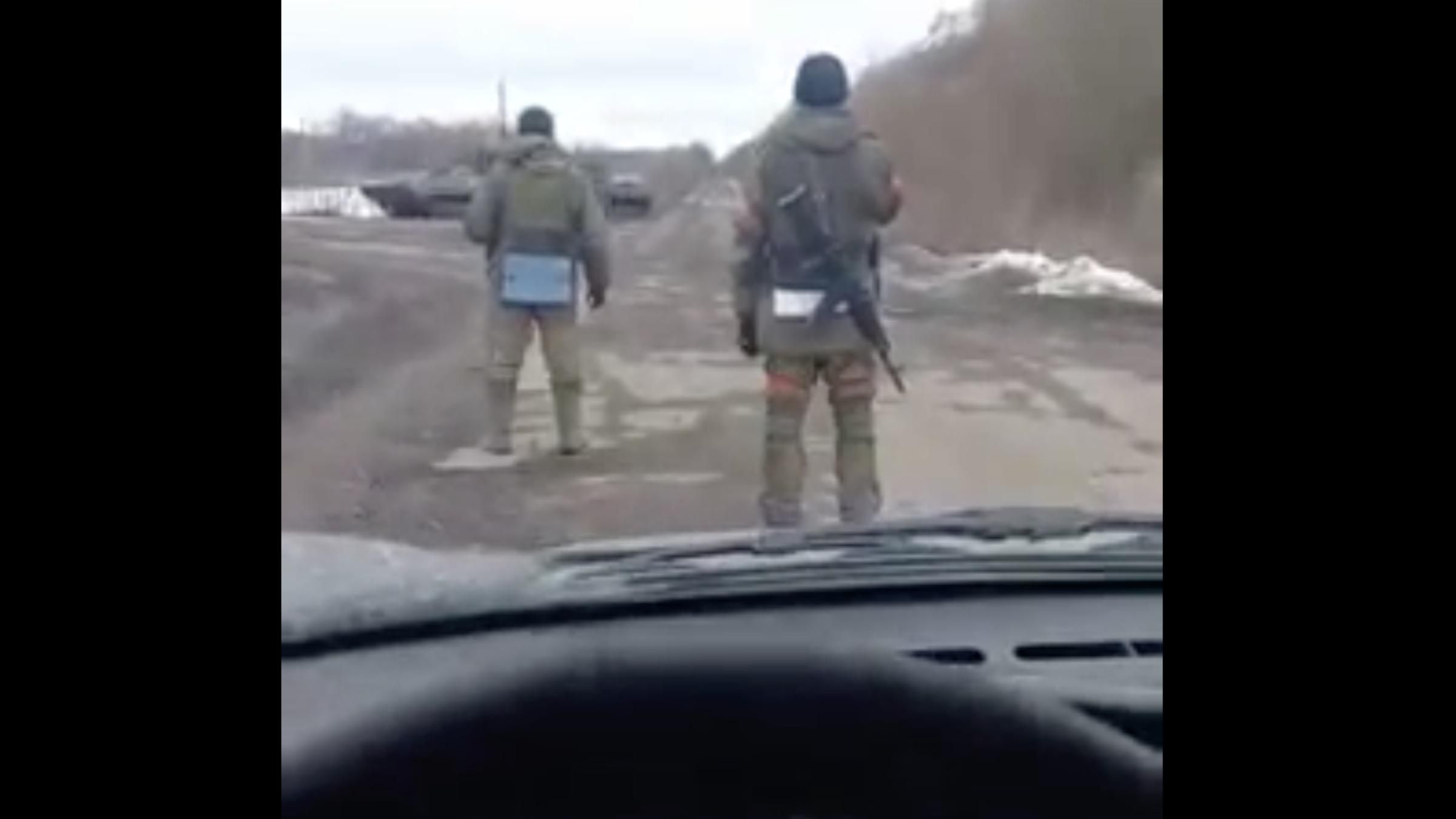 Смелая женщина на блокпосте обругала оккупантов: видео из Сумщины Смелая женщина на блокпосте обругала оккупантов: видео из Сумщины