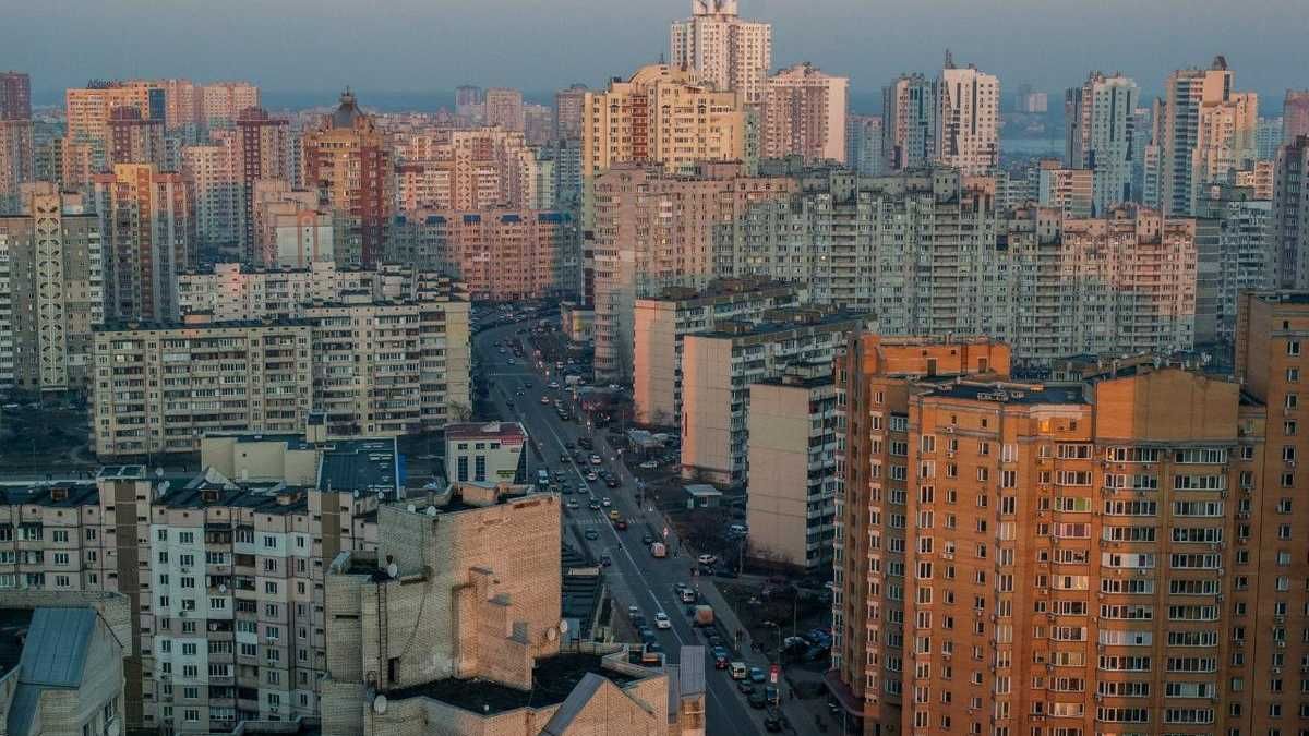 Українські забудовники направили будівельну техніку на укріплення Лівого берега Києва