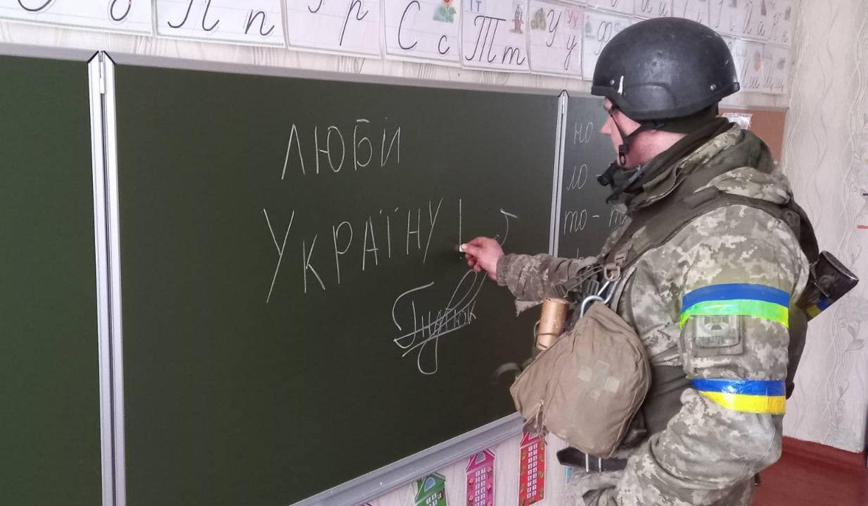 Головний урок – любіть Україну: наш боєць залишив напис на дошці школи - 24 Канал