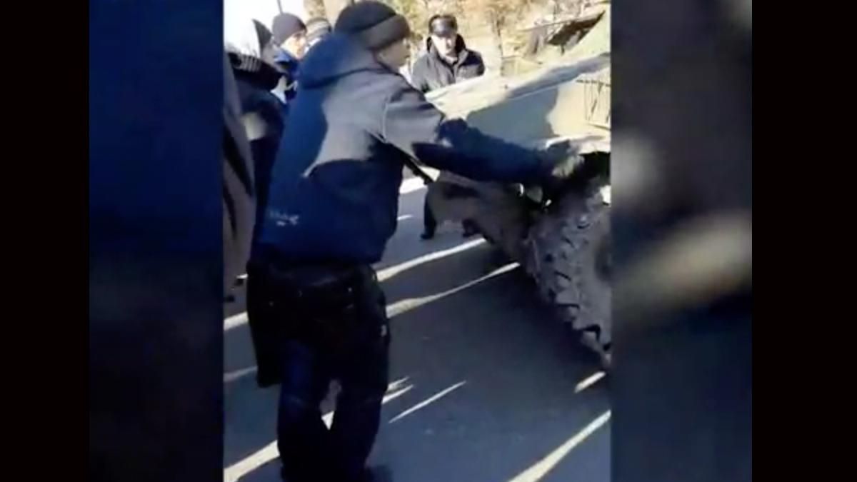 На Черниговщине люди без оружия развернули вражеские танки: видео - 24 Канал