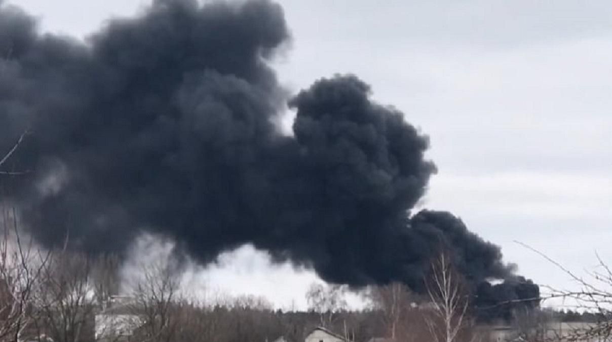 Окупанти обстріляли нафтобазу в Охтирці – сталася пожежа - 24 Канал Окупанти обстріляли нафтобазу в Охтирці – сталася пожежа - 24 Канал