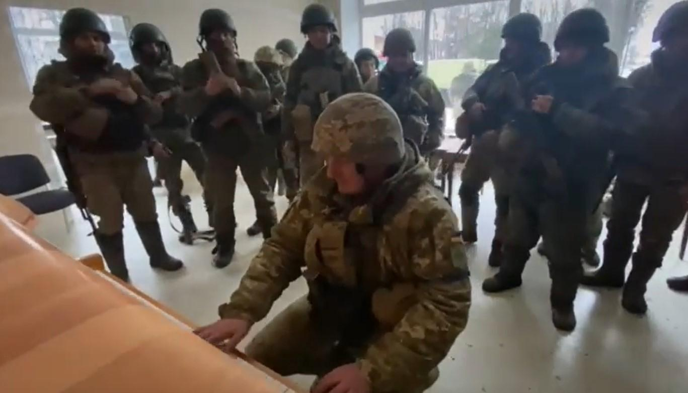 "Знайшлась хвилинка для музики": український боєць підняв бойовий дух своїх побратимів - 28 февраля 2022 - 24 Канал "Знайшлась хвилинка для музики": український боєць підняв бойовий дух своїх побратимів - 28 февраля 2022 - 24 Канал