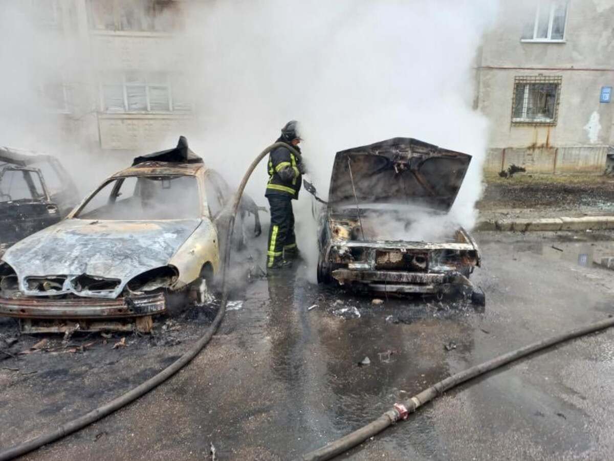 Из-за обстрелов России в Харькове дотла выгорели несколько автомобилей: есть раненые и погибший - 24 Канал