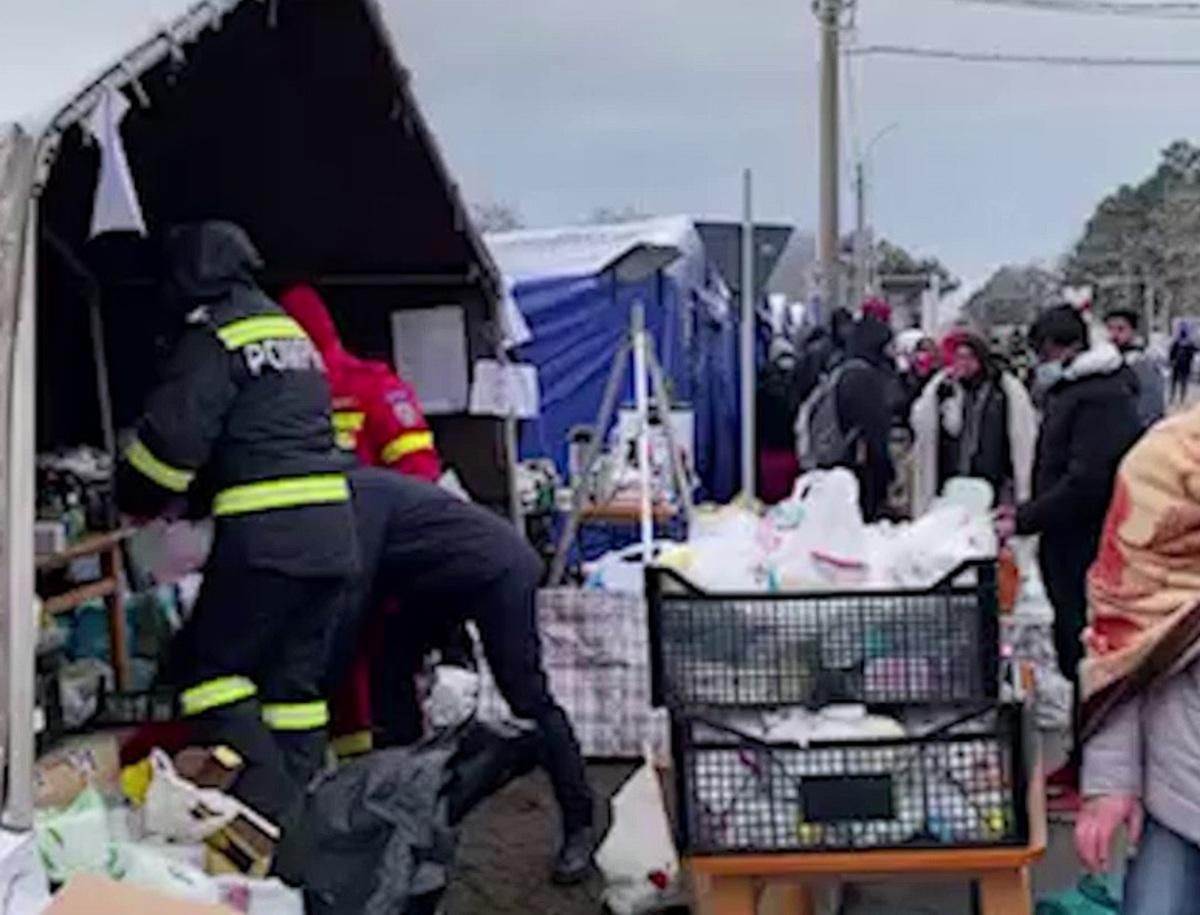 Волонтери з Румунії допомагають українцям на кордоні: роздають теплий одяг, допомагають з житлом - 24 Канал