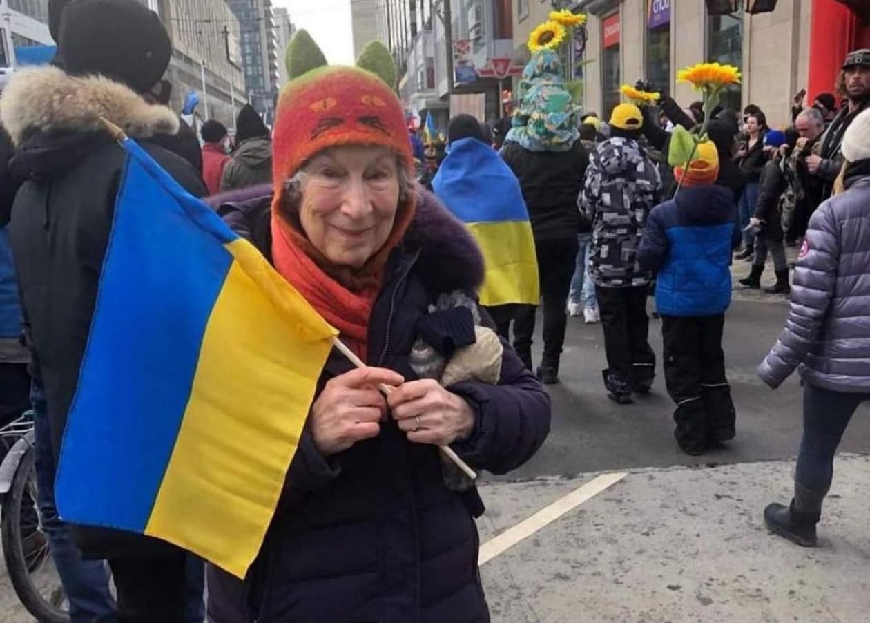 Як 82-річна Маргарет Етвуд підтримує Україну: збирає гроші на ЗСУ та протестує в Торонто