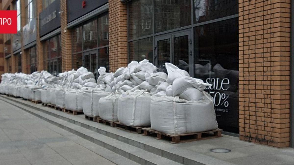 Баррикады из мешков: в Днепре готовятся "встречать" врага Баррикады из мешков: в Днепре готовятся "встречать" врага