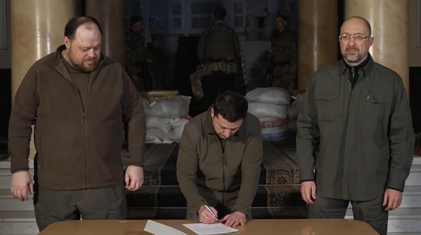 Зеленський підписав заявку на членство України в ЄС: відео історичної миті - 24 Канал Зеленський підписав заявку на членство України в ЄС: відео історичної миті - 24 Канал