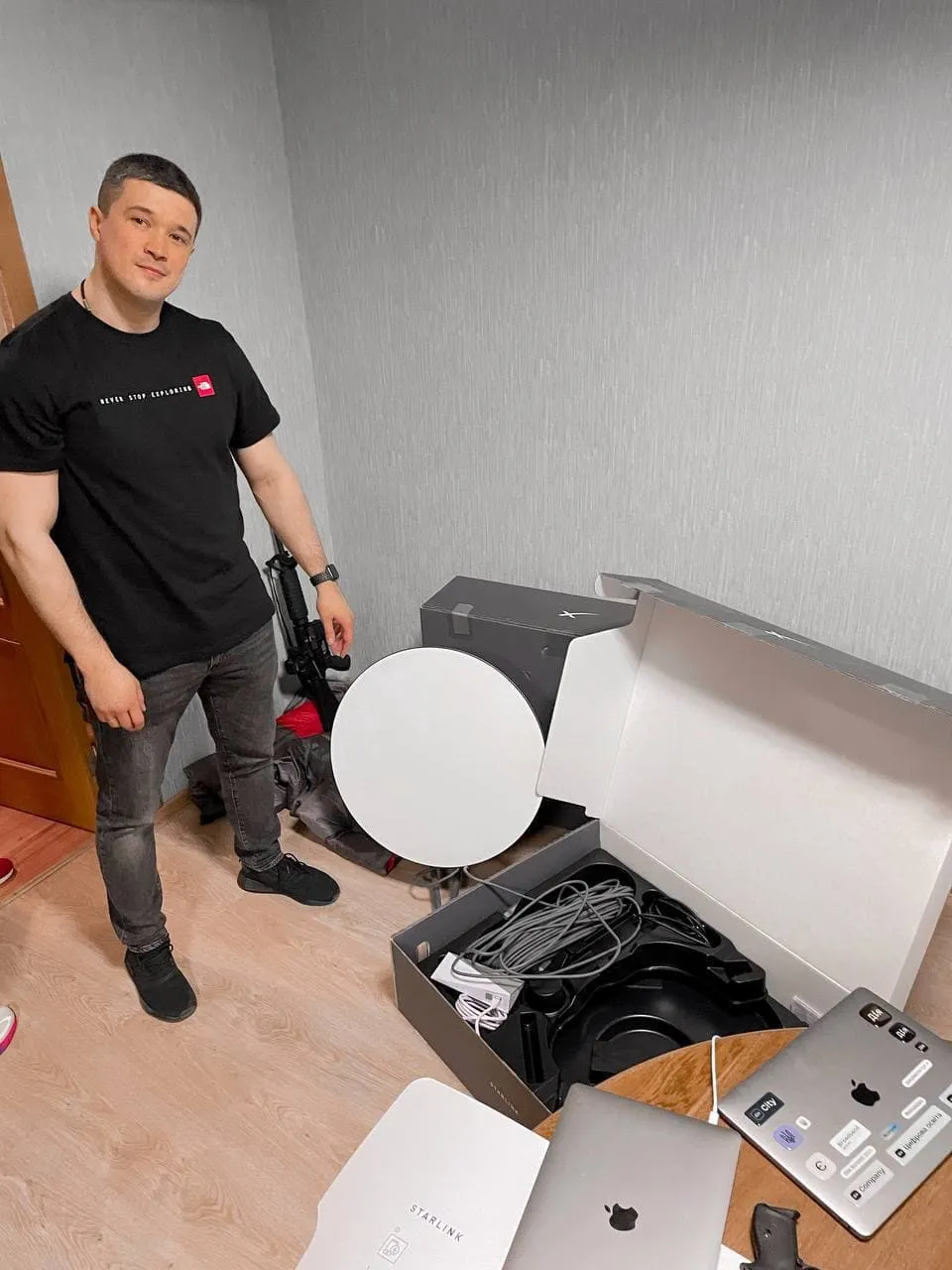 Ілон Маск доставив в Україну Старлінк Ілон Маск доставив в Україну Старлінк