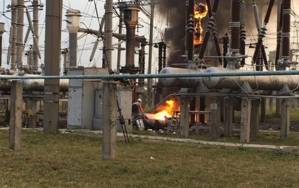 Оккупанты попали в подстанцию на Харьковщине: часть домов без света и воды Оккупанты попали в подстанцию на Харьковщине: часть домов без света и воды